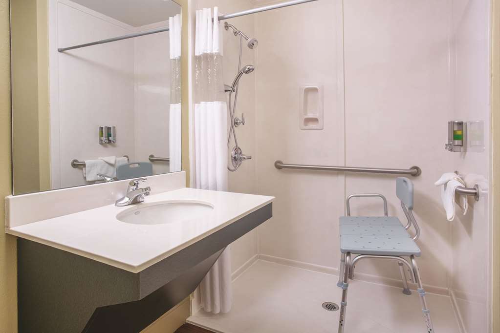 La Quinta Inn & Suites by Wyndham Bentonville - photo 25