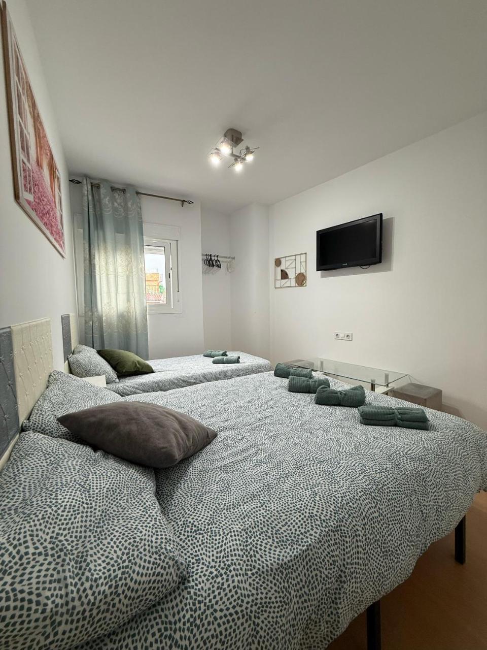 Habitacion Triple Con Bano Compartido Lovely Sevilla — hotel in Camas