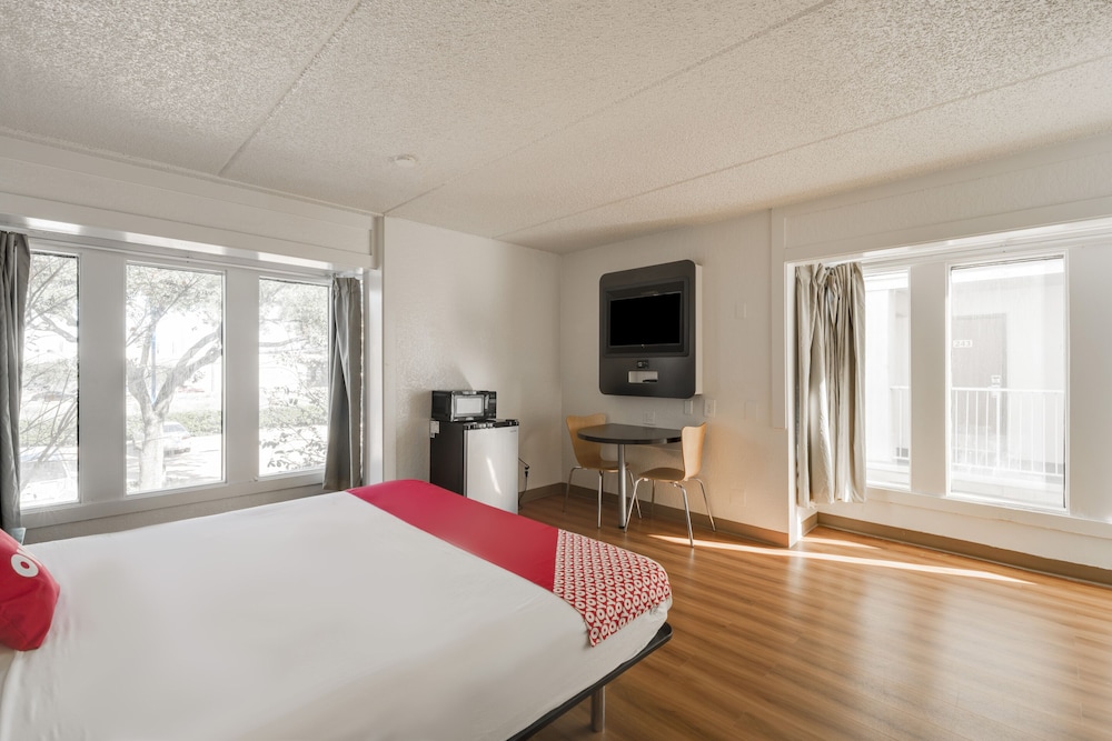 OYO Hotel Houston Katy Freeway - photo 12