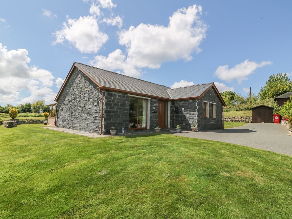 Bwthyn Clyd — 4-Star Luxury Hotel in Gaerwen, United Kingdom