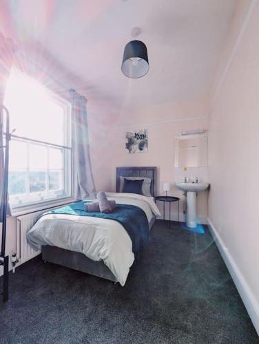 Spacious & Budget Friendly 5 Bed Home — 4-Star Luxury Hotel in Maidenhead, United Kingdom