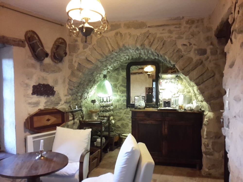 Le Roc sur l'Orbieu — 4-Star Luxury Hotel in Carcassonne, France