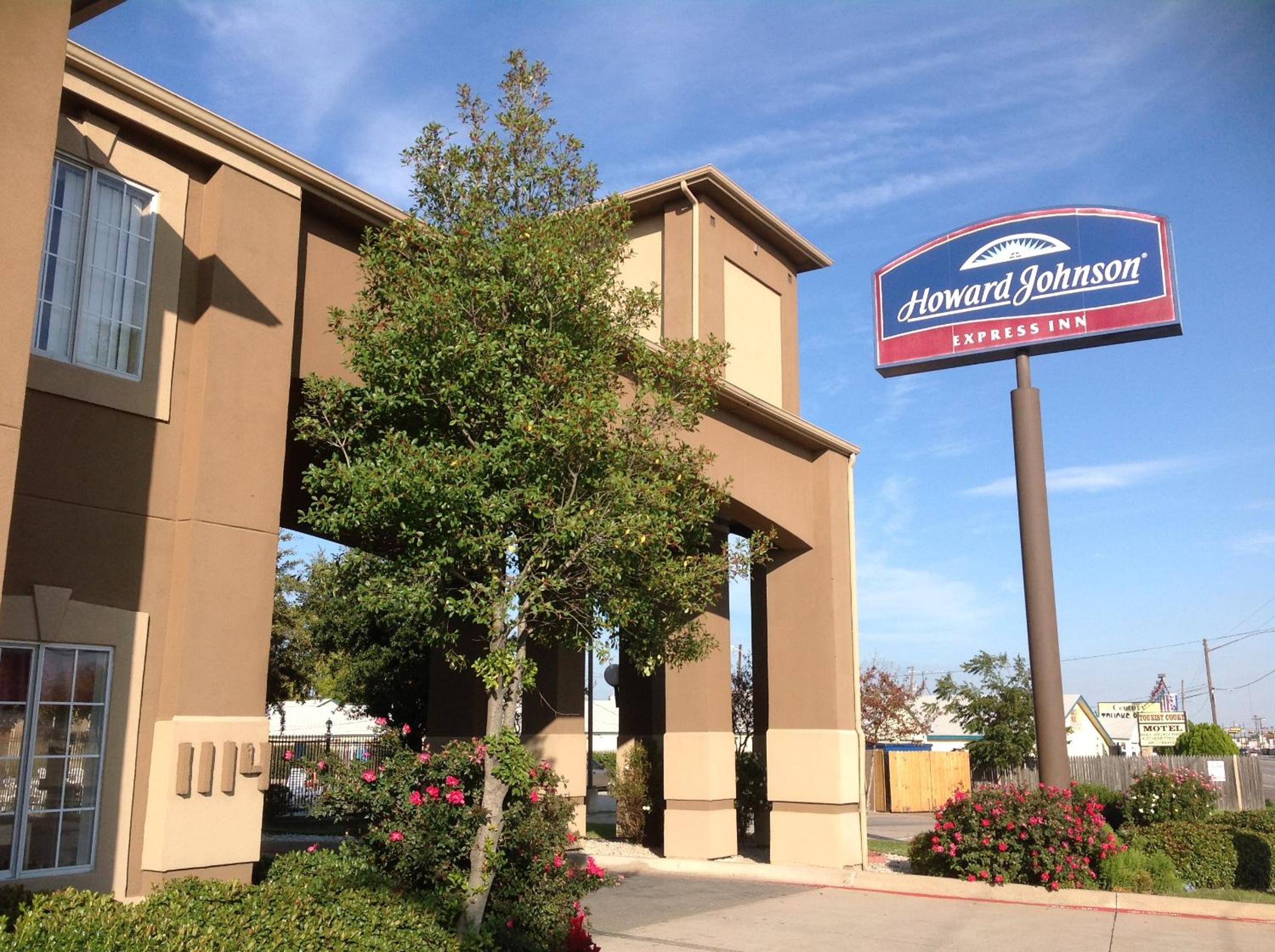 Howard Johnson by Wyndham Grand Prairie Near Lone Star Park - photo 6