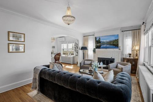 Timeless Tudor I Cozy & Stylish — 4-Star Luxury Hotel in Minneapolis, United States