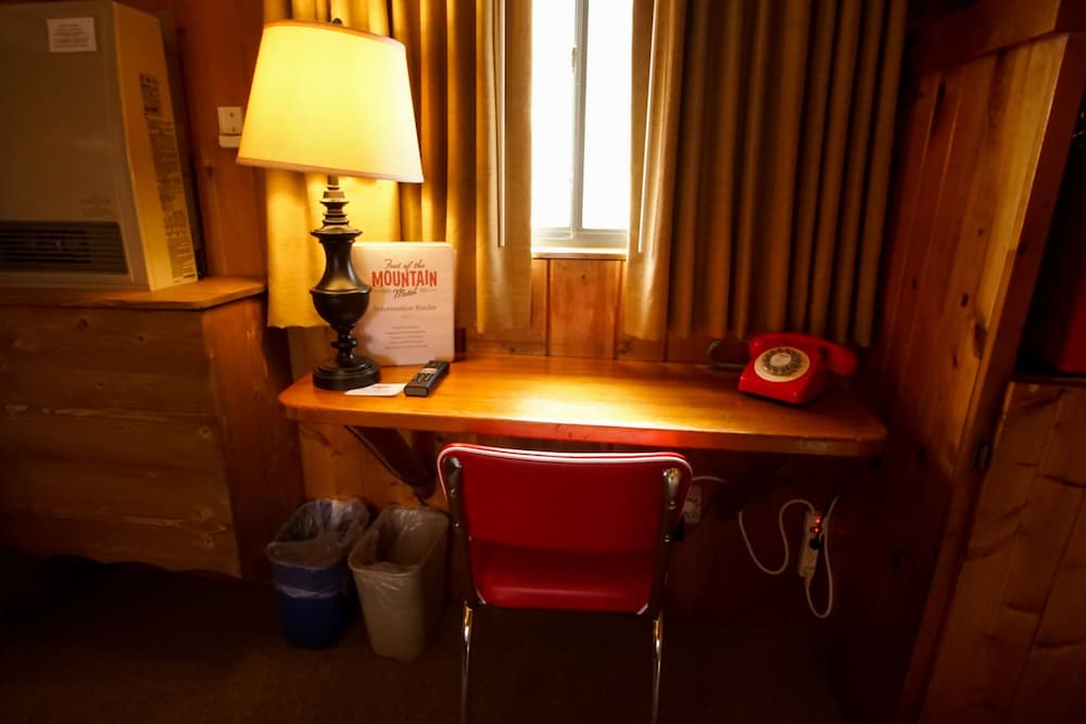 Foot of the Mountain Motel - photo 3