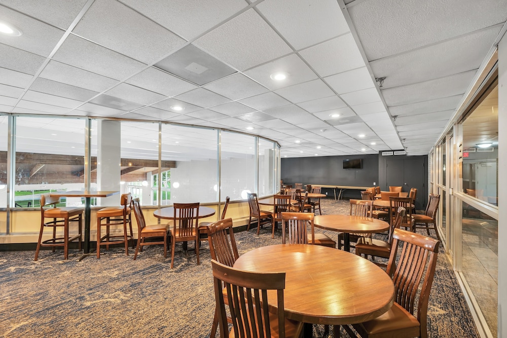 Eastlake Suites Hotel & Conference Center By OYO Urbana - photo 102