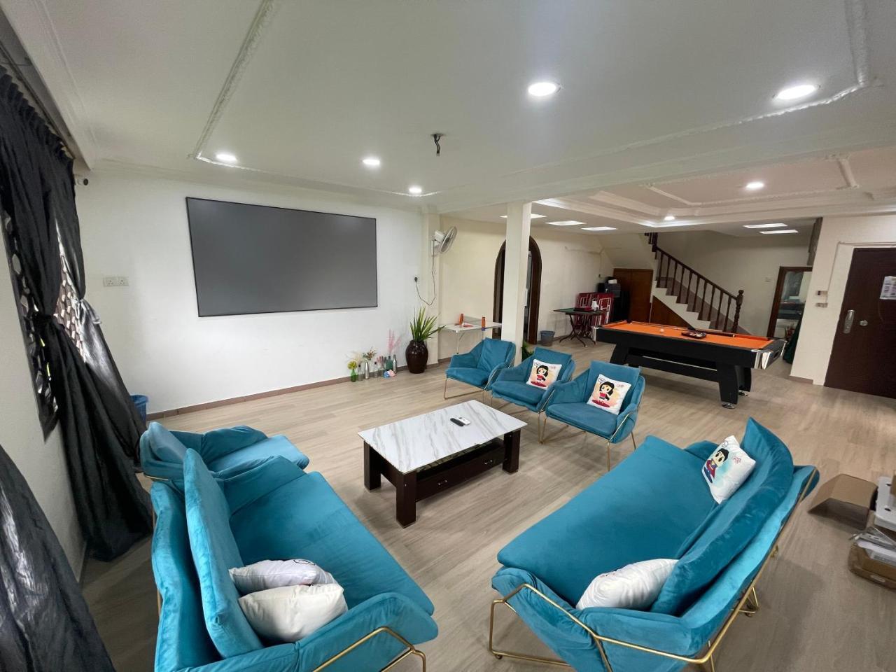 Villa near Adda Heights Yi Jia Restaurant with KTV Mini Theatre Swimming Pool n Pool Table — 4-Star Luxury Hotel in Johor Bahru, Malaysia