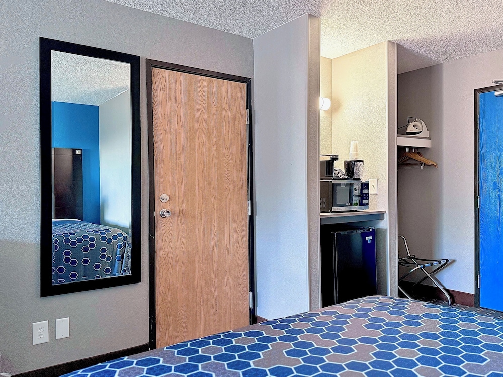 Economy Inn & Suites Cedar Rapids - photo 17