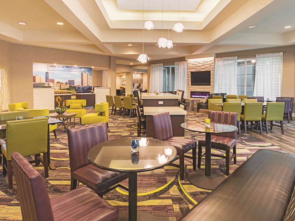 La Quinta Inn & Suites by Wyndham Fort Worth City View - photo 8