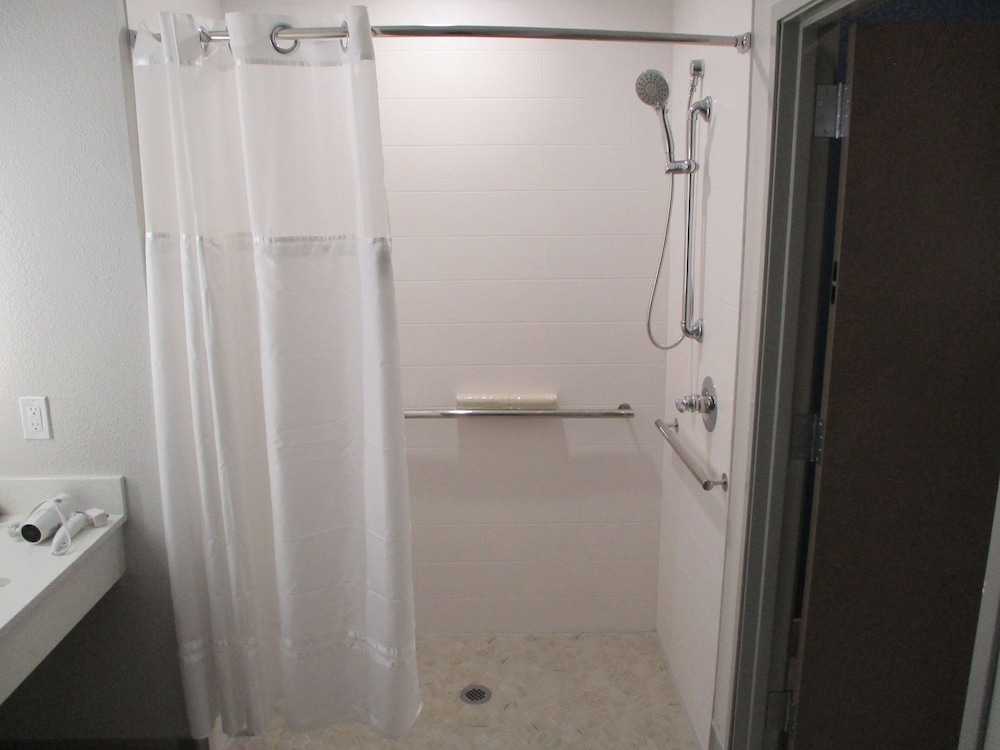 Merica Inn & Suites - photo 14