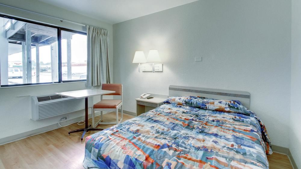 Motel 6 Manhattan - photo 7