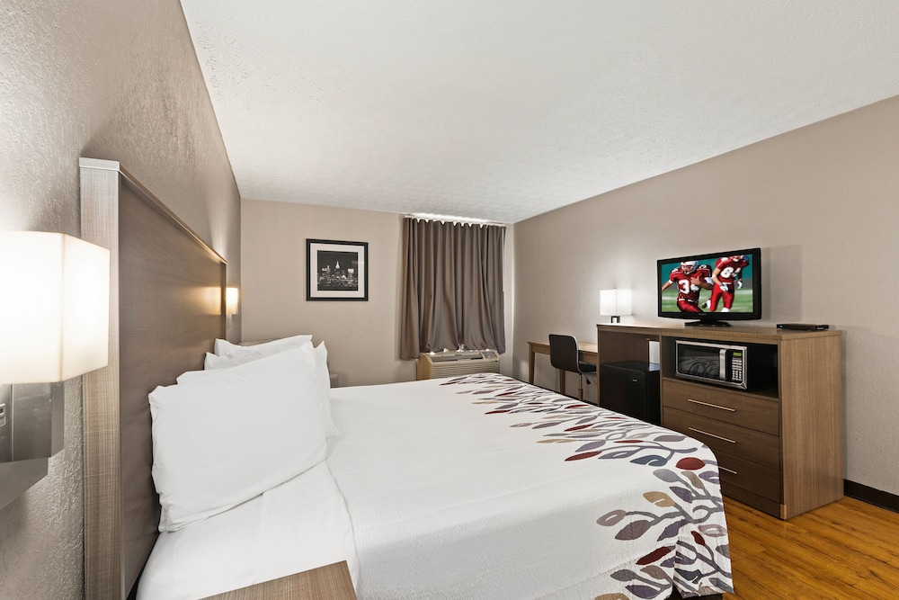 Red Roof Inn & Suites Newnan - photo 13