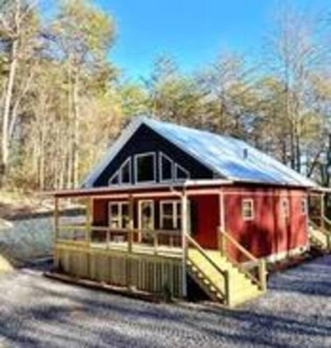 Helen’s Hideaway Wooded seclusion 1 mile to Deep Creek Smoky Mtn Park in Bryson City, United States