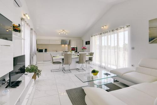 Appartement mit großem Garten und Grillbereich — 4-Star Luxury Hotel in Liznjan, Croatia
