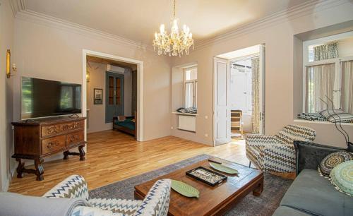 Charming 1BR Apartment with Balcony By Wehost