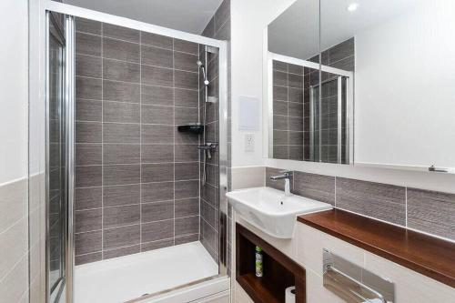 Stylish 2 BR Flat in Wandsworth — 4-Star Luxury Hotel in London, United Kingdom