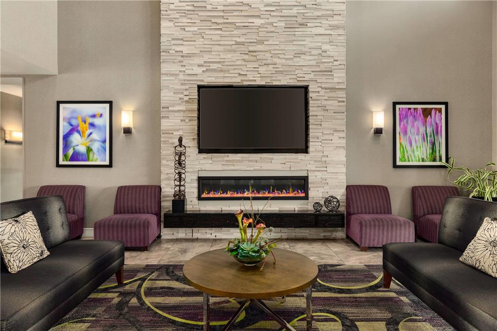 La Quinta Inn & Suites by Wyndham Arlington North 6 Flags Dr - photo 4
