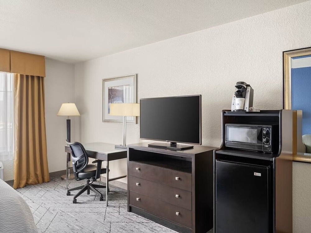 Holiday Inn Express & Suites New Buffalo by IHG - photo 9