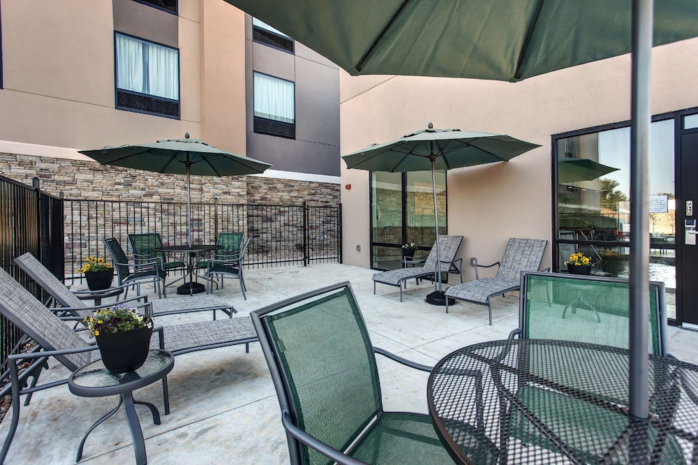Hampton Inn & Suites Wichita Airport - photo 24