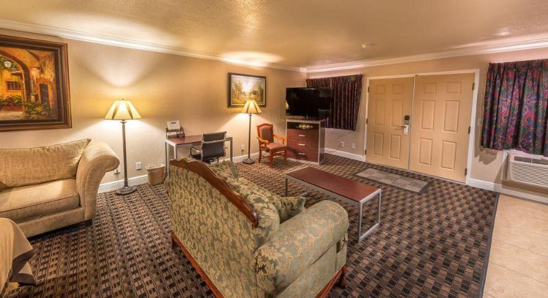 Edgewater Inn Reedley - photo 18