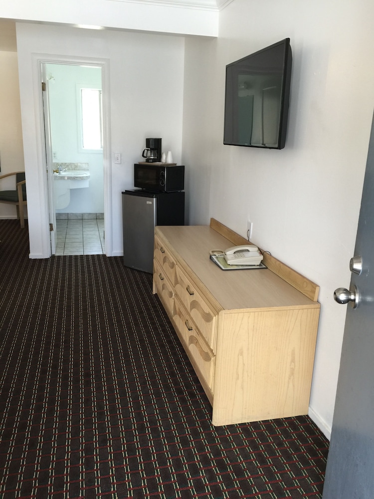 Lark Motel - photo 2