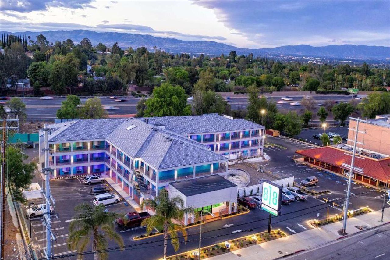 818 Hotel Pool an Ascend Hotel Collection Member — hotel in Woodland Hills