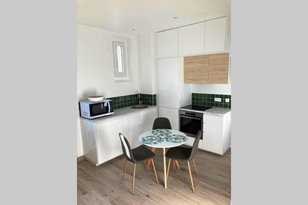 Appartement Cosy Proche Rer Et Centre Ville — 4-Star Luxury Hotel in Le Plessis-Robinson, France