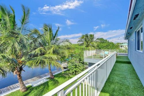 Water Front Home with Boat Dock Hot Tub Roof Top Fire Pit — 4-Star Luxury Hotel in Fort Lauderdale, United States