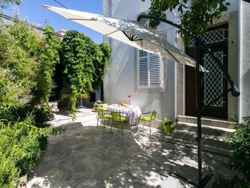 Apartment Blue & Green Two Bedroom Apartment with Terrace and Garden View