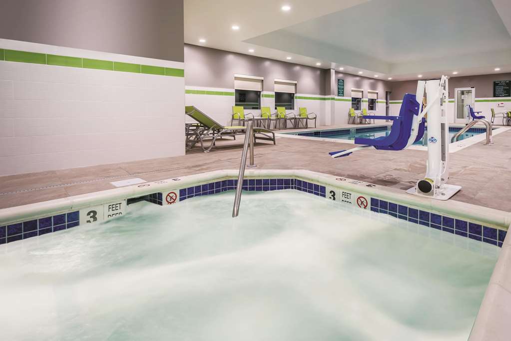 La Quinta Inn & Suites by Wyndham Clifton Park Saratoga Area - photo 8