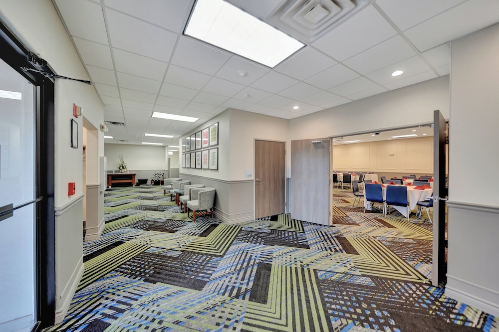 Holiday Inn Express Hotel & Suites Beatrice by IHG - photo 131