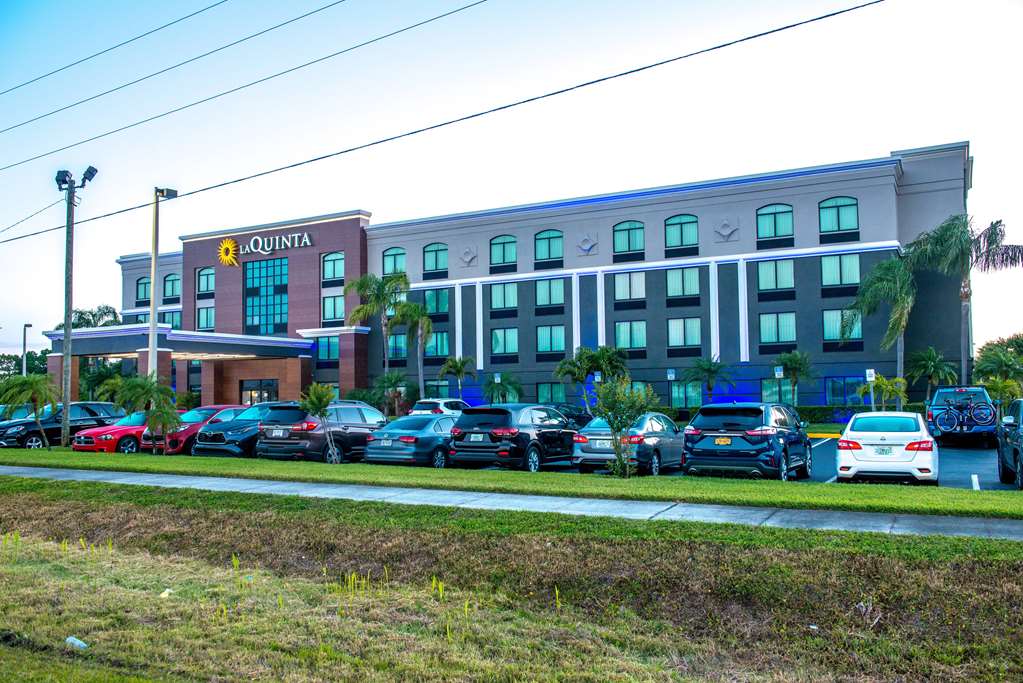 La Quinta Inn & Suites by Wyndham Clearwater South - photo 2
