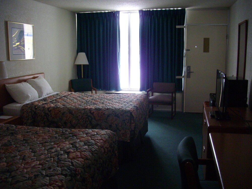 Macomb Inn - photo 10