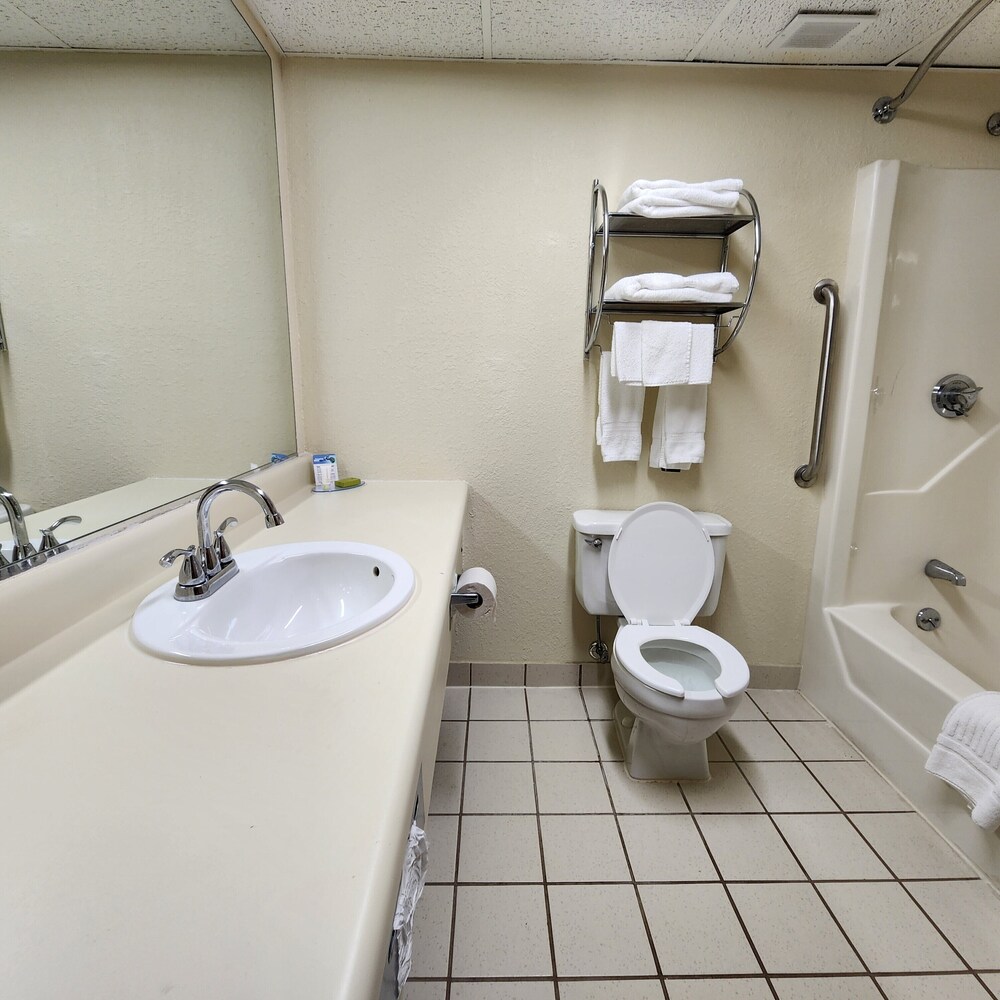 Katahdin Inn & Suites - photo 22