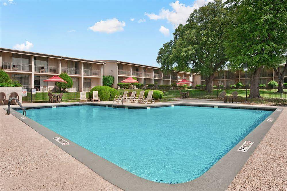 University Inn Austin North - photo 7
