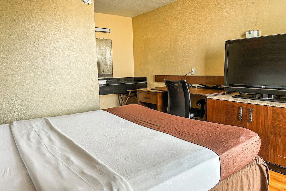 OYO Hotel Mobile AL I 65 at Airport Blvd - photo 33