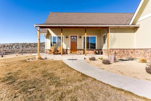 FarmHouse at Antelope Valley with Mountain views 5BR 4BA