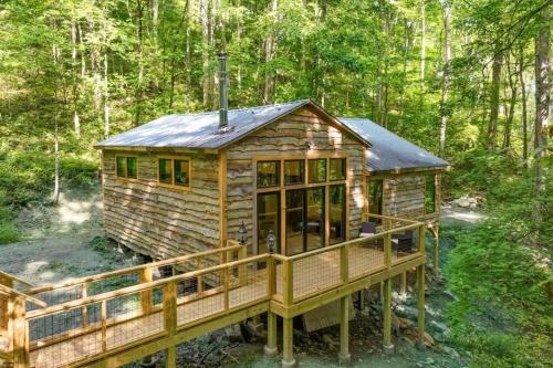Outdoor Enthusiast's Dream Cabin Hiking & Rafting — 4-Star Luxury Hotel in Hot Springs, United States