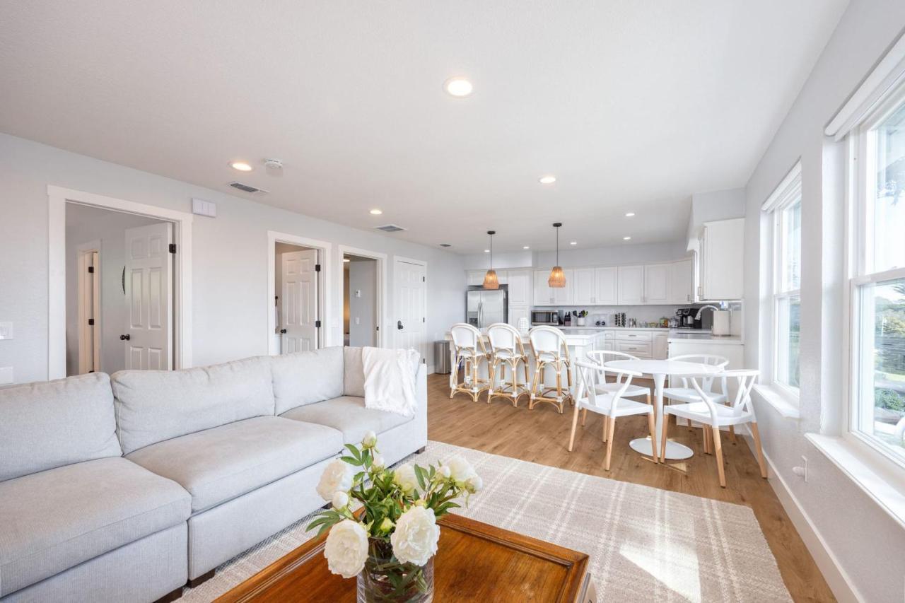 Bright and airy beach vacation spot perfect for families and ocean views — 4-Star Luxury Hotel in Moss Beach, United States