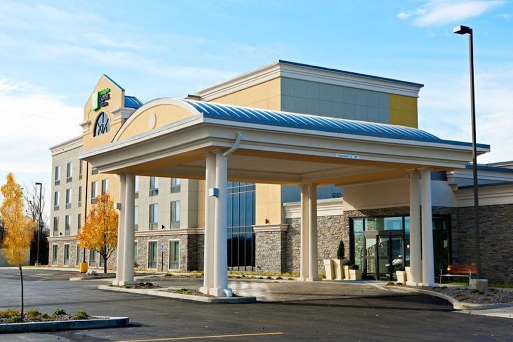 Holiday Inn Express Hotel & Suites Batavia Darien Lake by IHG - photo 46