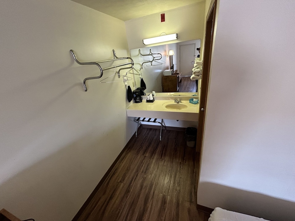 Valley Inn and Suites - photo 49