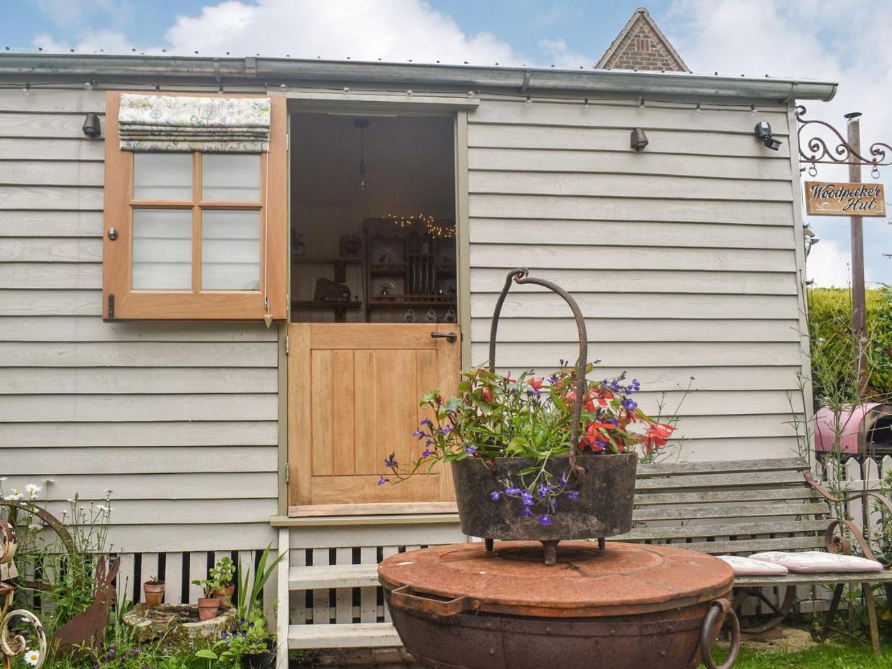 Shepard's Hut - carbon neutral hotel in Frampton On Severn
