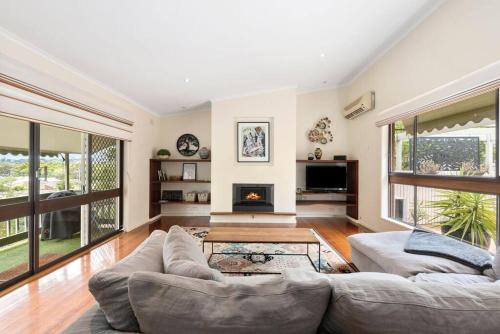 At the Hilltop sleeps 10 in Belmont, Australia