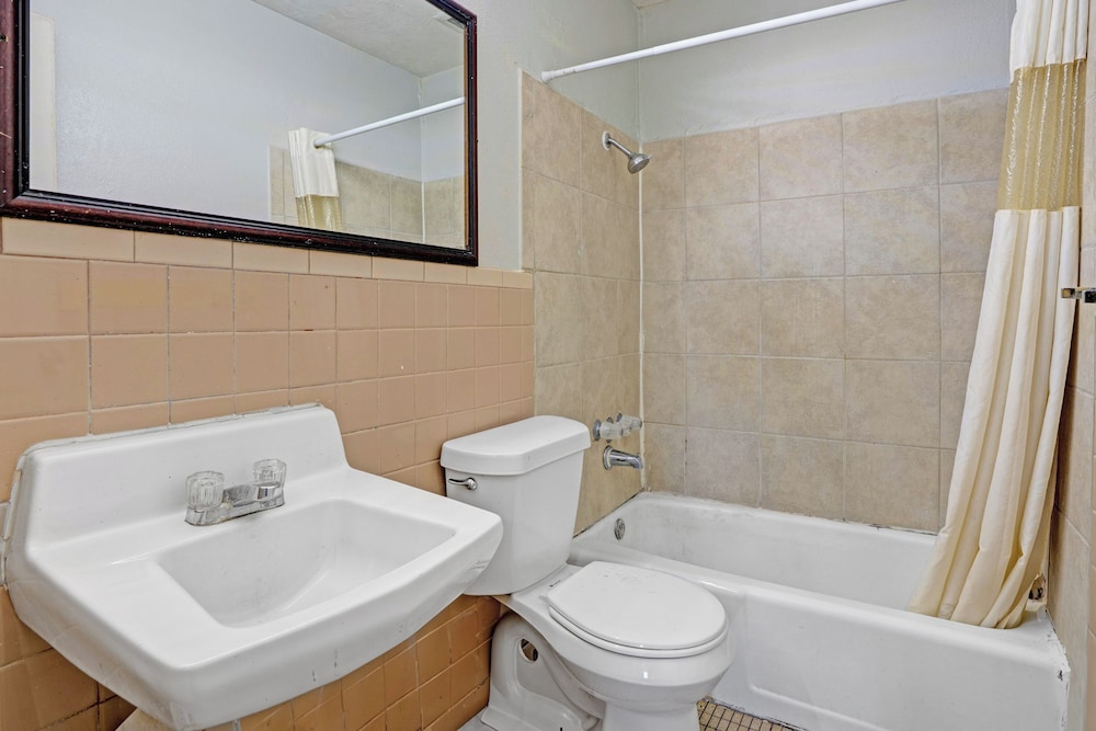 Super 7 Inn By OYO San Antonio NW Medical Center - photo 52