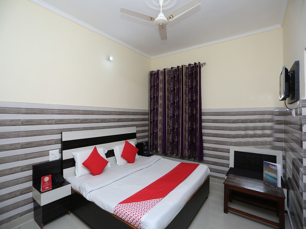 Oyo 27054 New Sundaram in Katra, India