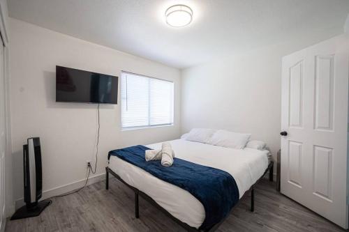 Peaceful Oasis Near Strip & Airport Pool Spa