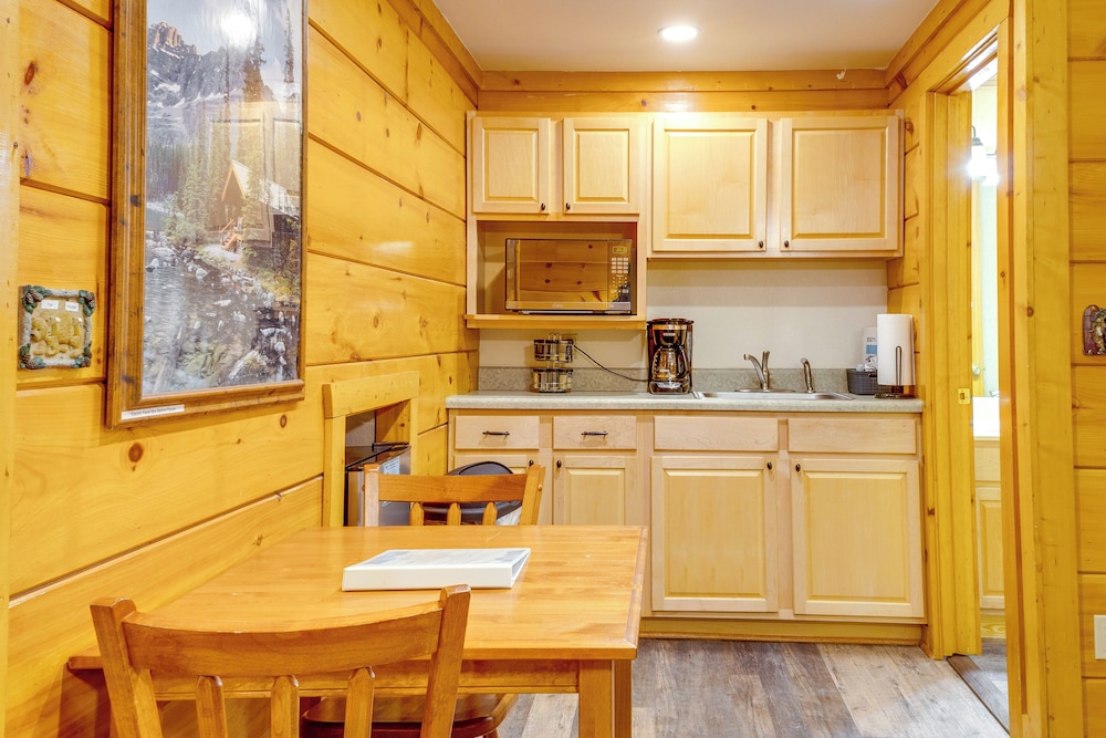 3 Mi To Dollywood Pigeon Forge Resort Studio - photo 11