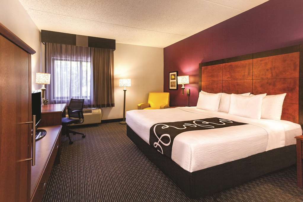 La Quinta Inn & Suites by Wyndham Miami Airport East - photo 29