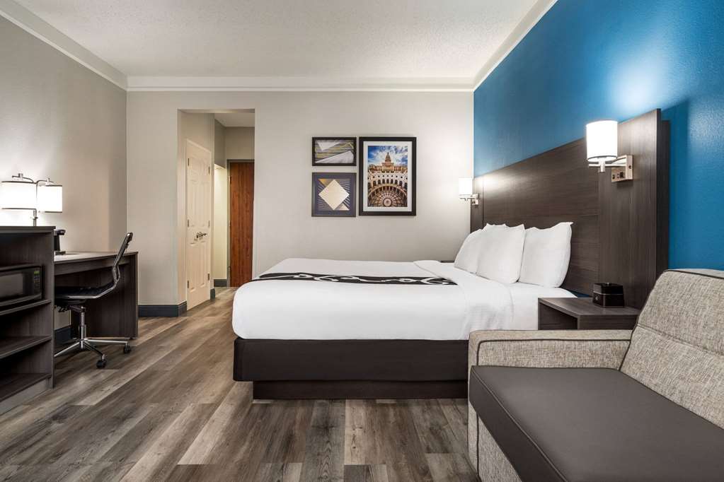 La Quinta Inn & Suites by Wyndham Round Rock North - photo 22