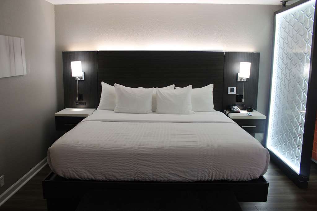 Clarion Pointe Marshall - photo 17